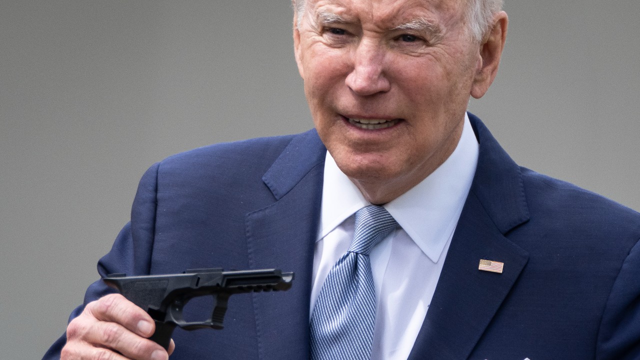 El presidente Joe Biden sostiene un kit de "armas fantasma" durante un evento sobre la violencia, 11 de abril de 2022 (Getty Images)