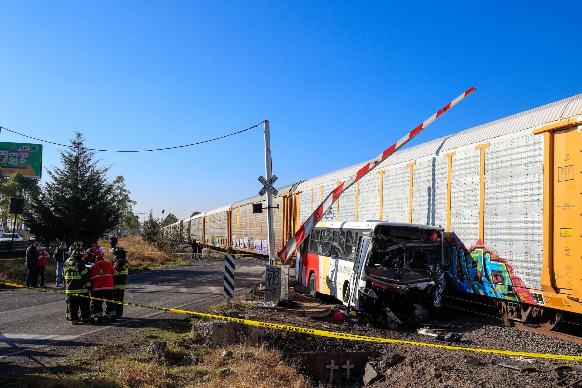 Un camión de pasajeros intentó ganarle el paso al tren en la carretera Toluca-Palmillas dejando un saldo de 1 persona muerta y 18 lesionadas.