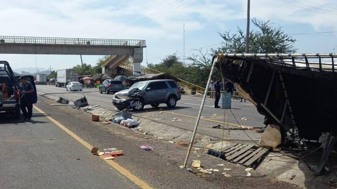 Camioneta en Sinaloa evita revisión y atropella a 3 personas; una muere.