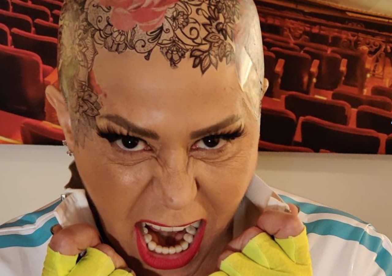 Alejandra Guzmán aparece rapada y con tatuajes en la cabeza