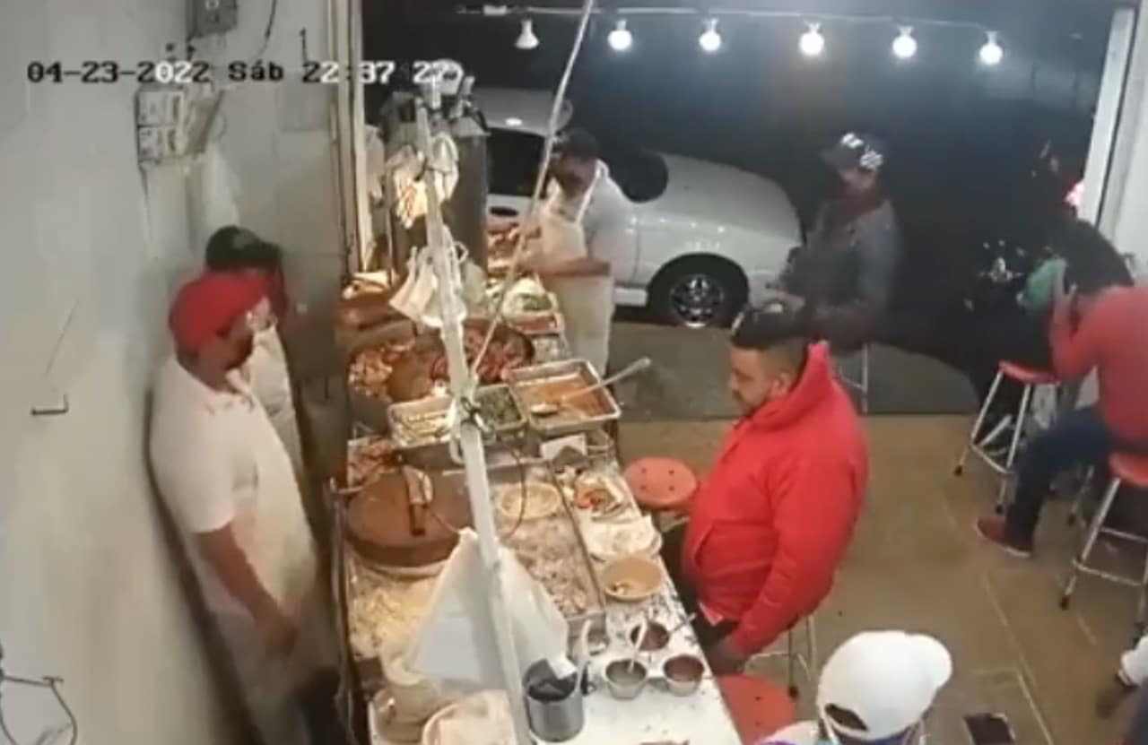 Tres sujetos cometen asalto en taquería de Naucalpan: Video