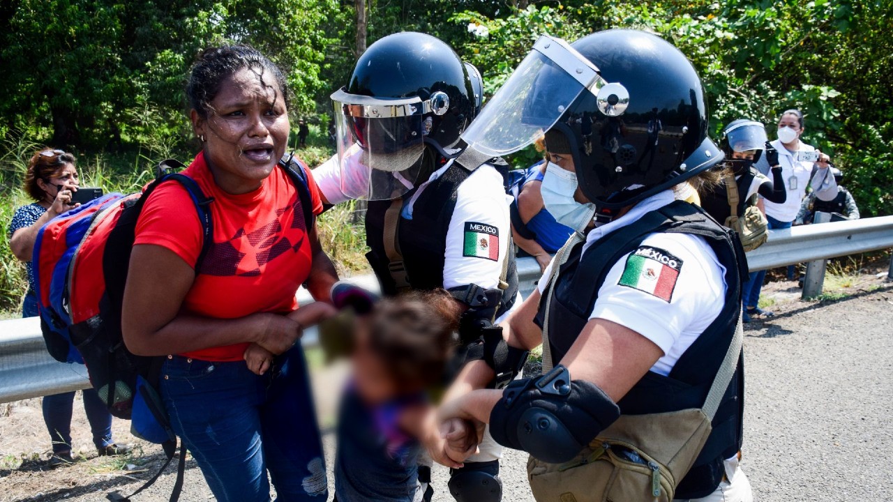 Caravana migrante permanece en Chiapas tras enfrentamiento con Guardia Nacional.