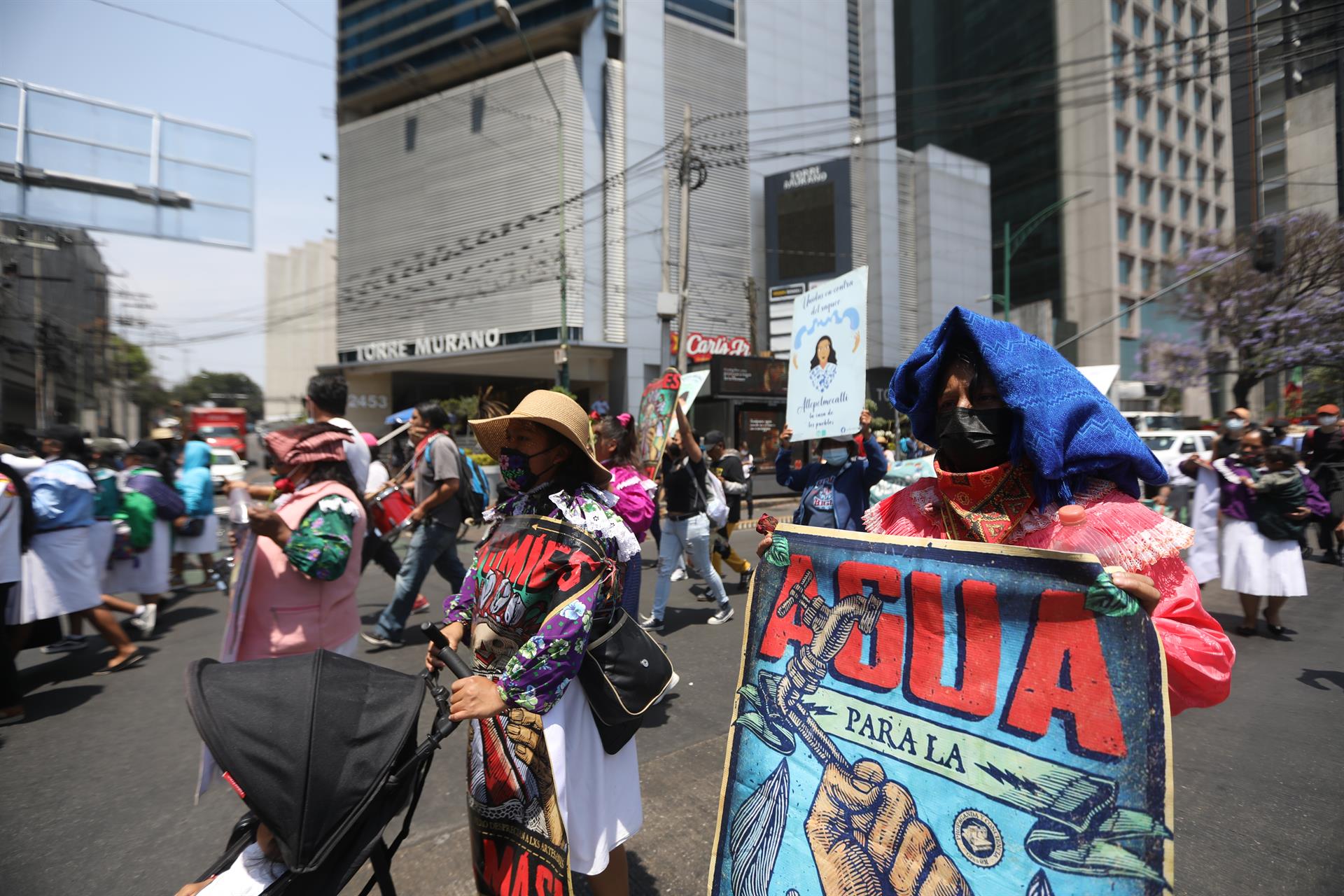 Pueblos originarios marchan en CDMX en defensa del agua
