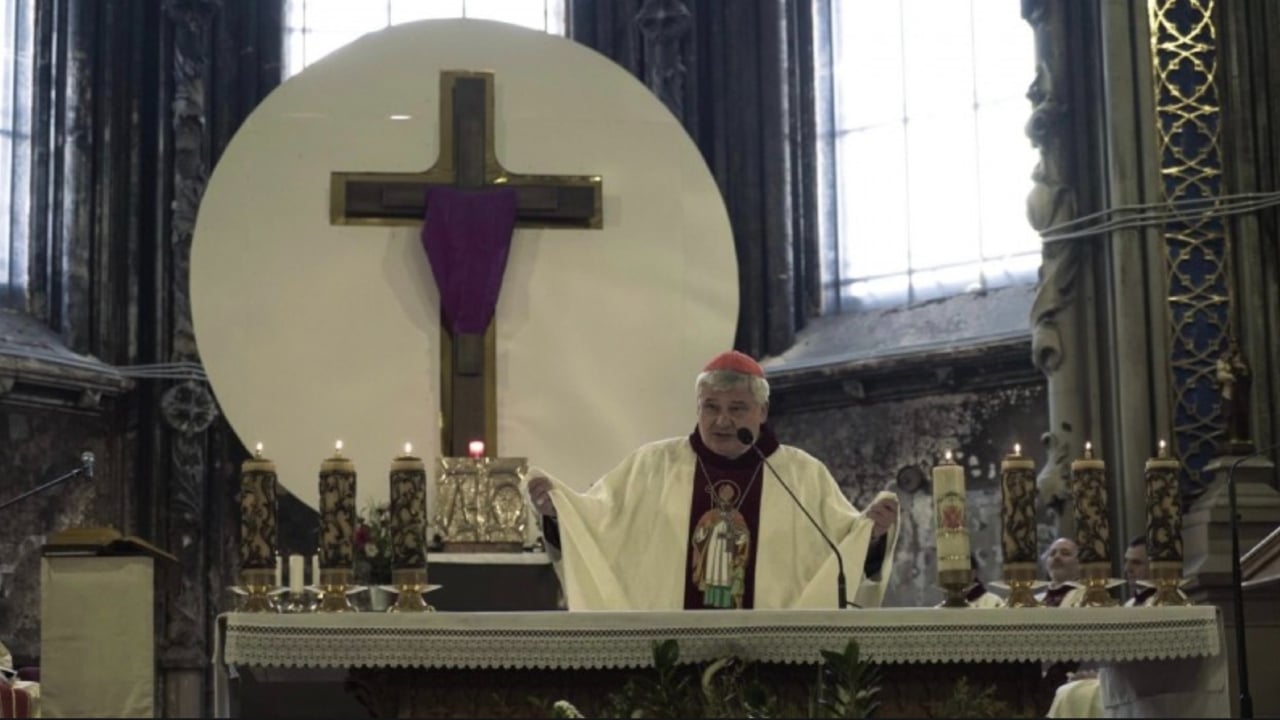 El cardenal Konrad Krajewski celebrando la misa de la Última Cena en la parroquia oblata de St. Nicholaus en Kiev, Ucrania.