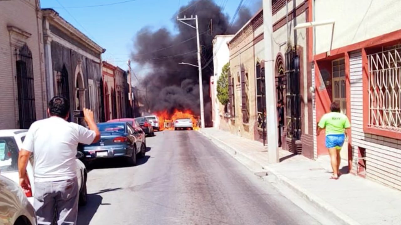 Autos en llamas provocan alarma en calles de Saltillo, Coahuila