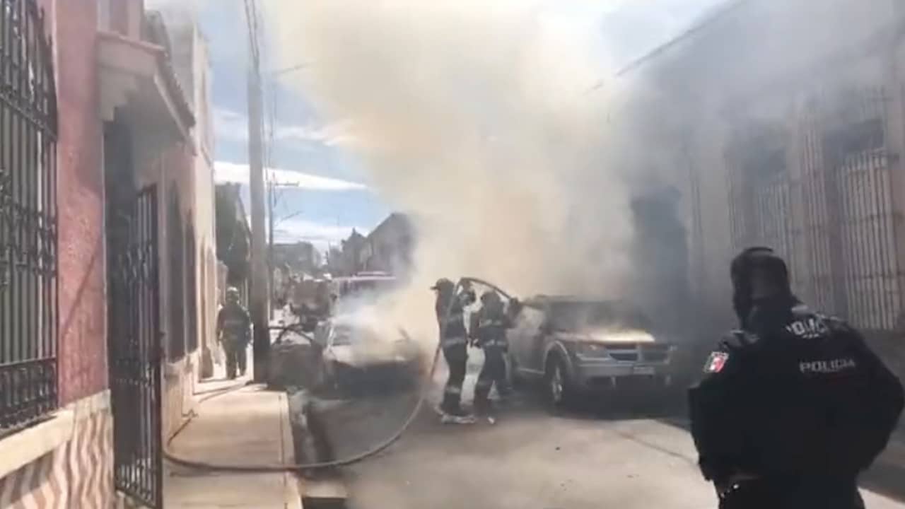 Carros en llamas provocan alarma en calles de Saltillo, Coahuila