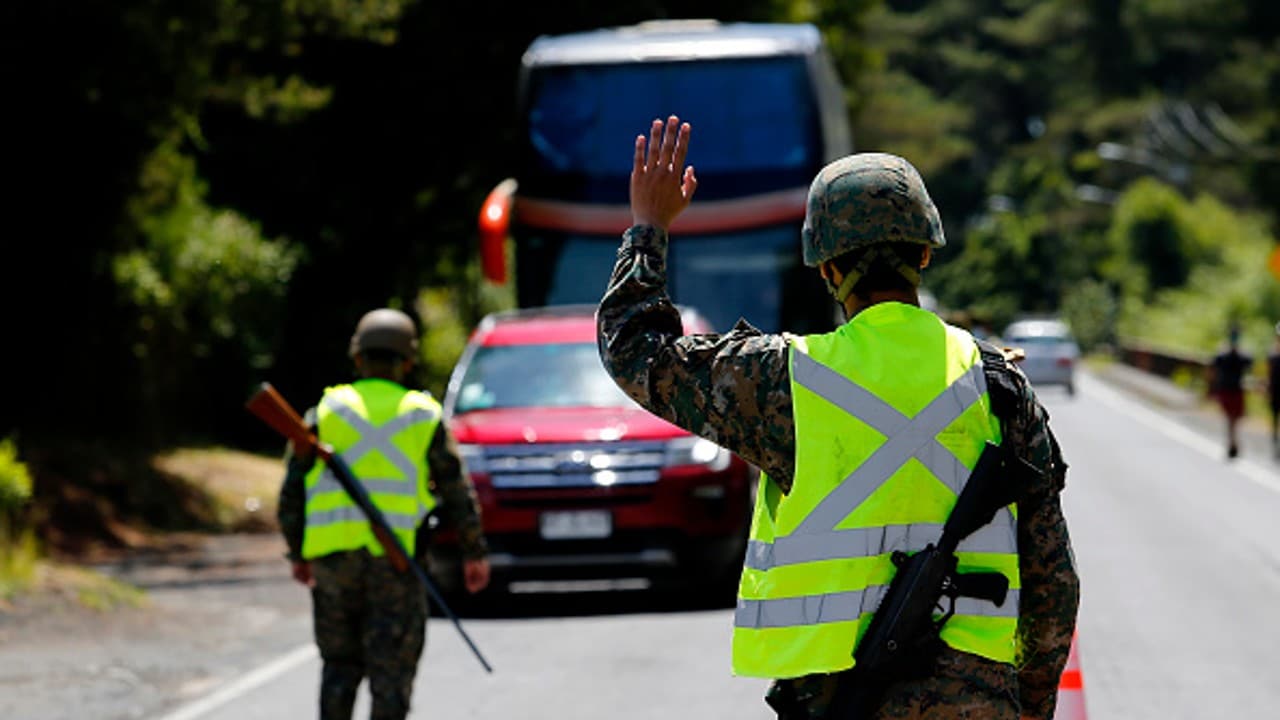 Chile anuncia apertura total de fronteras tras baja en contagios de COVID-19.