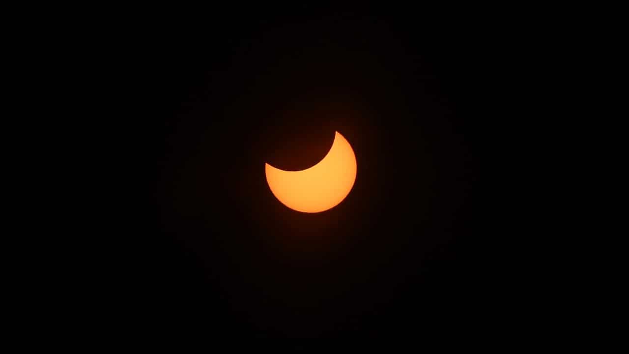 Cientos de personas disfrutan del eclipse solar en Chile