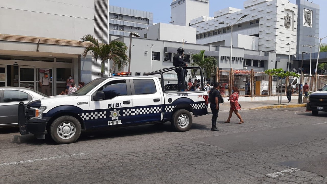 Comando armado libera a persona detenida en hospital de Veracruz.