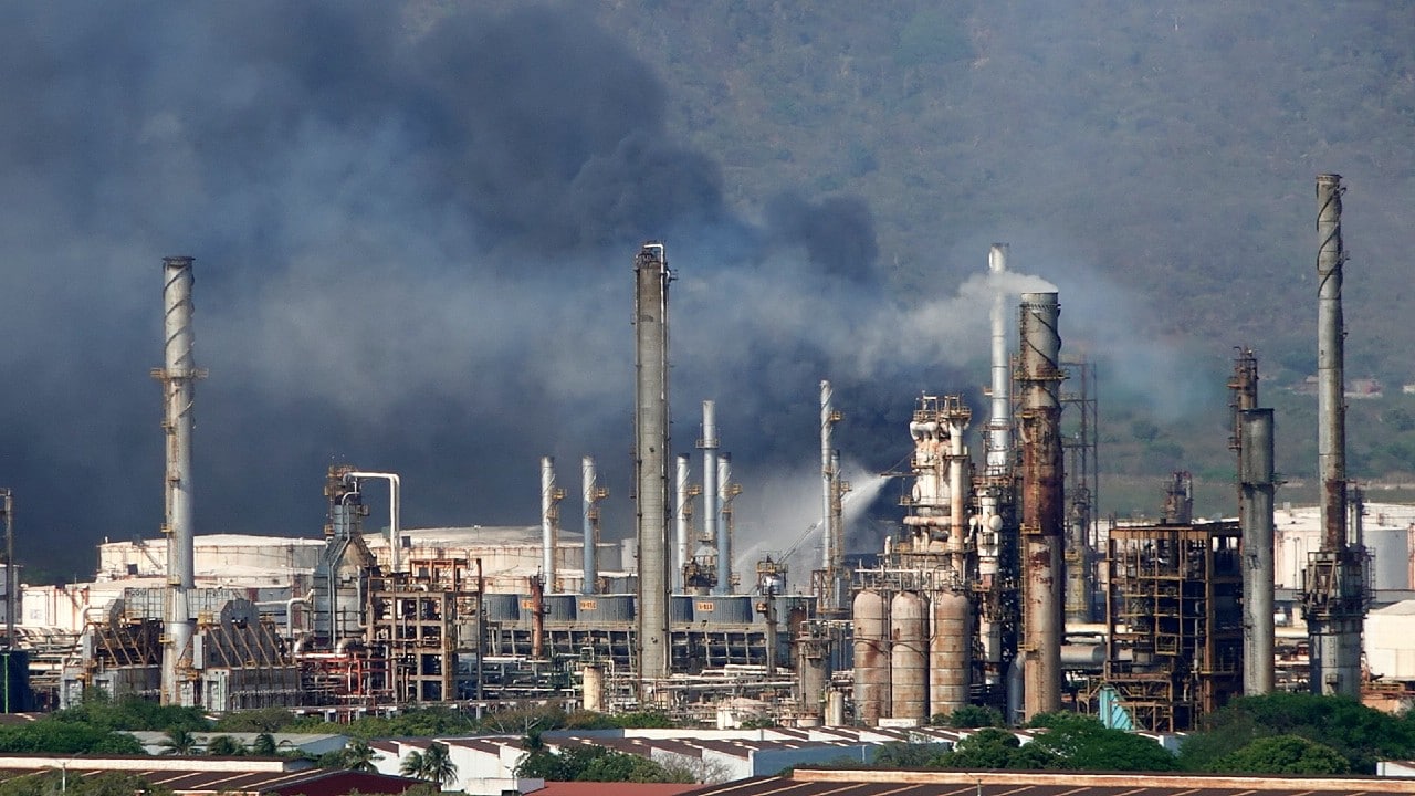 Controlan incendio en refinería de Pemex en Salina Cruz