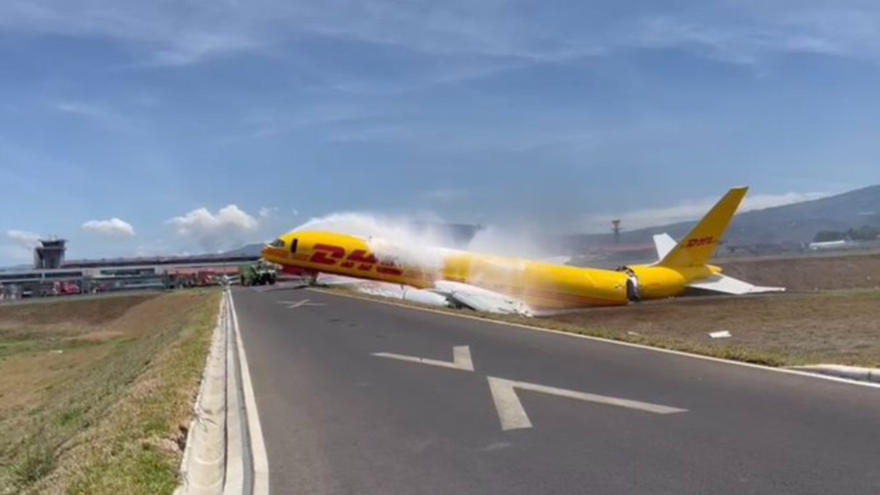 Avión de carga se parte en dos tras accidente en aeropuerto de Costa Rica.