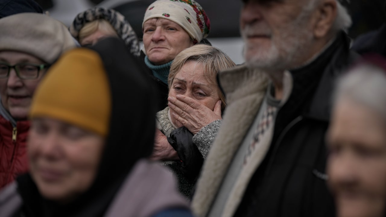Una mujer llora al ver que un convoy de militares ucranianos llegó para ayudar a los residentes de la ciudad de Bucha, Ucrania,. Fuente: AP