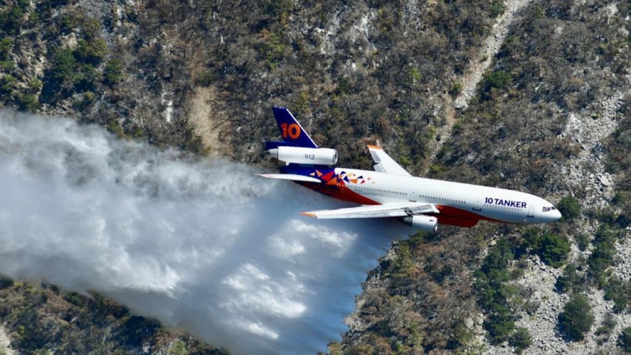 Avión DC-10 Air Tanker ayuda en combate al incendio en la Sierra de Santiago.
