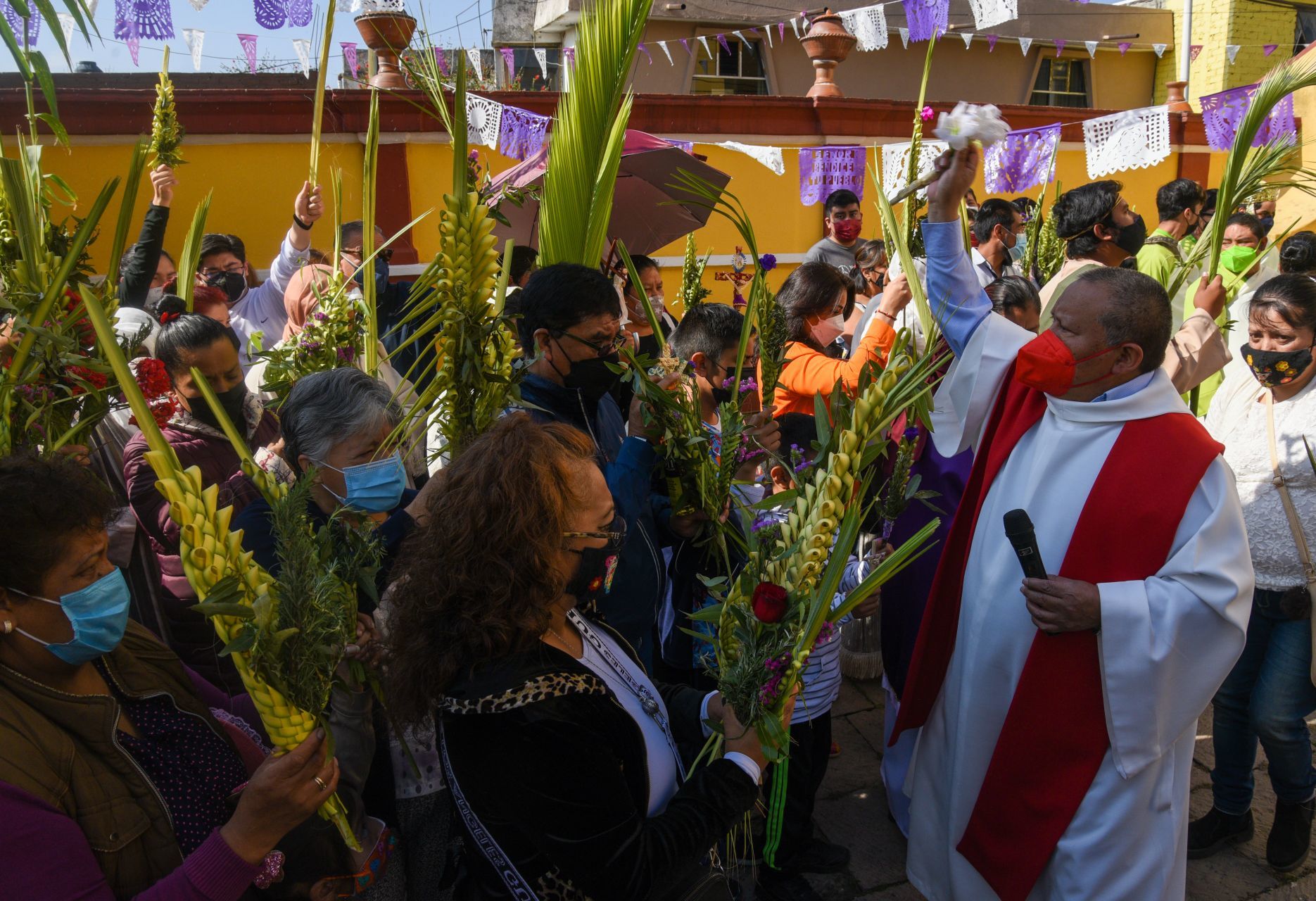 Fotografía que muestra la celebración del Domingo de Ramos en la capilla del barrio de San Miguel del Hueso en Metepec.