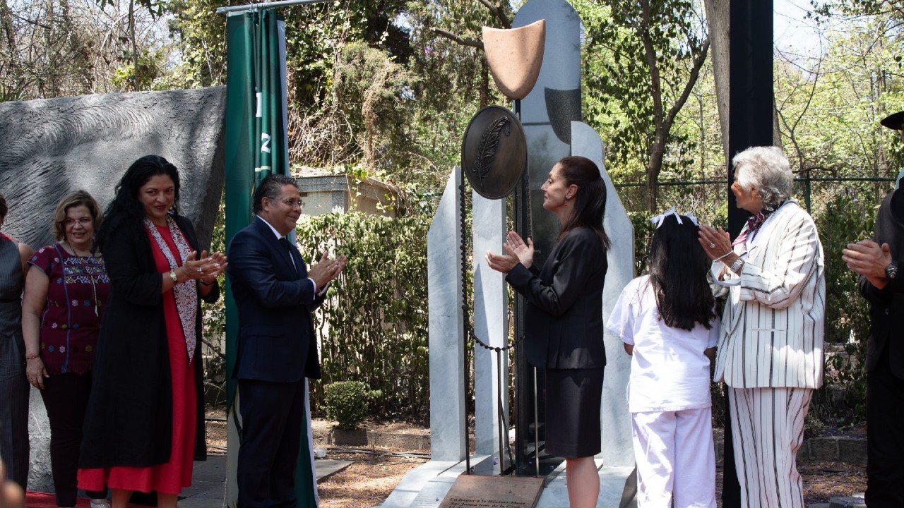 Sheinbaum encabeza develación del monumento en honor a Sor Juana Inés de la Cruz