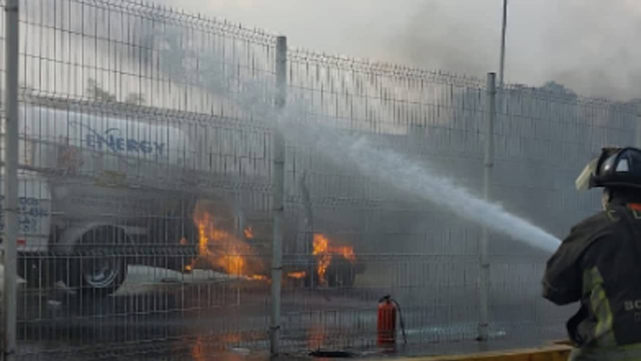 Bomberos acuden a controlar incendio de pipa de gas en Av. Insurgentes Norte (Twitter: @Bomberos_CDMX)