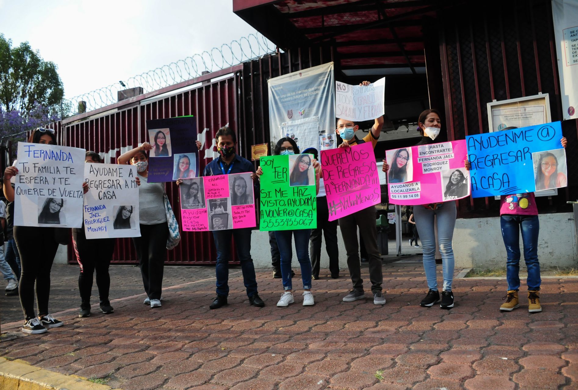 Familiares de Fernanda Jael Rodríguez Monroy exigen justicia por la desaparición de la joven afuera del plantel Cecyt 14 del IPN (Cuartoscuro)