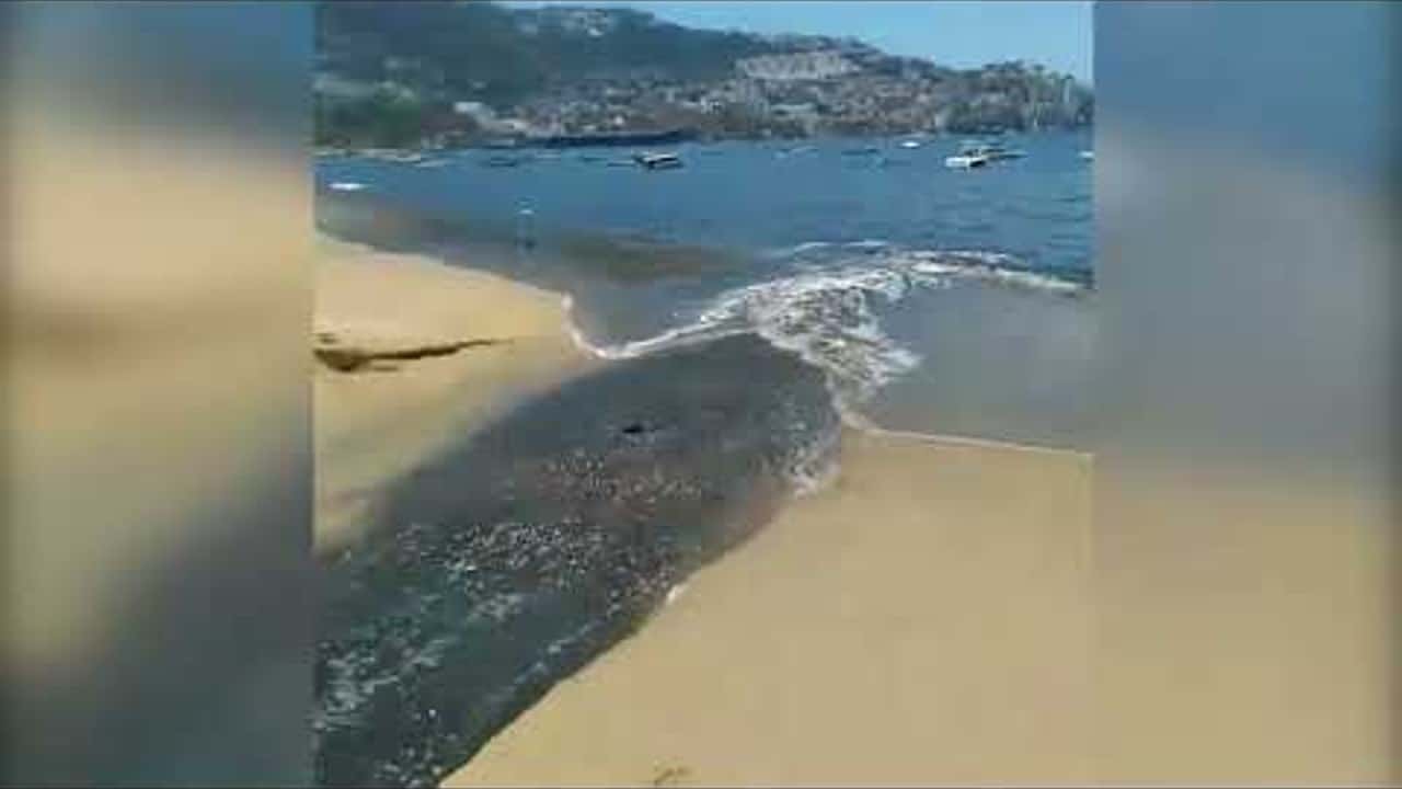 Descargan aguas residuales en playas de Acapulco.