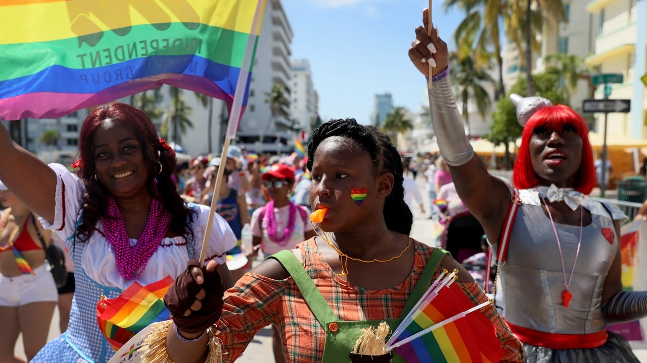 Miles celebran el desfile del Orgullo Gay en Miami Beach