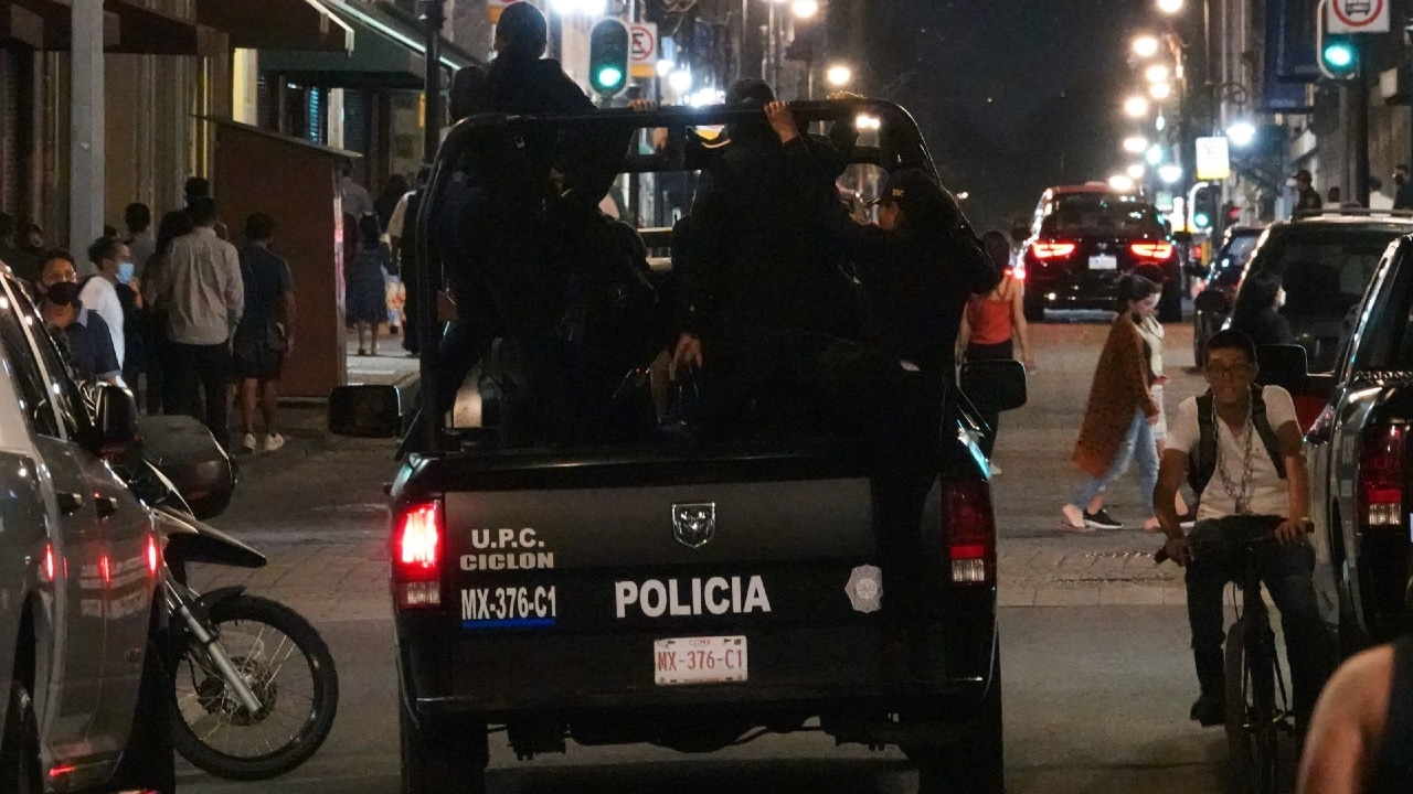 Fotografía de policías capitalinos que participaron en la detención de las integrantes del colectivo 'Okupa'.