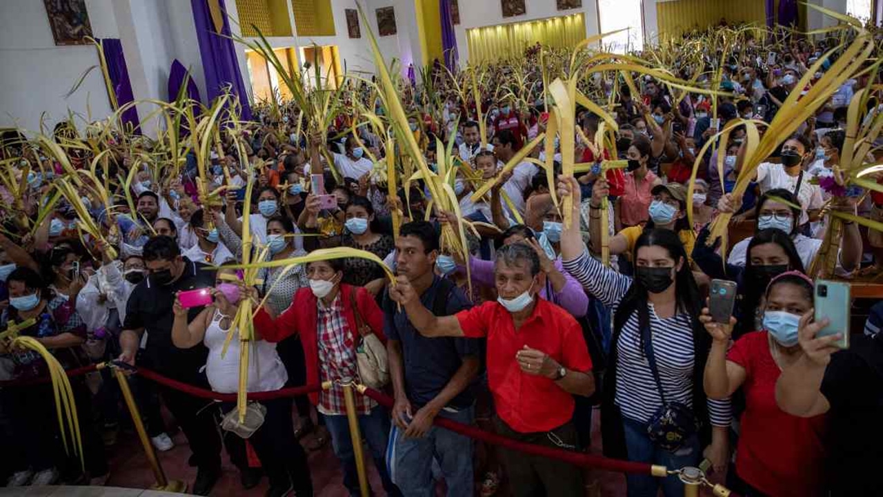 Feligreses católicos participan en la procesión del Domingo de Ramos en la catedral metropolitana, hoy en Managua, Nicaragua