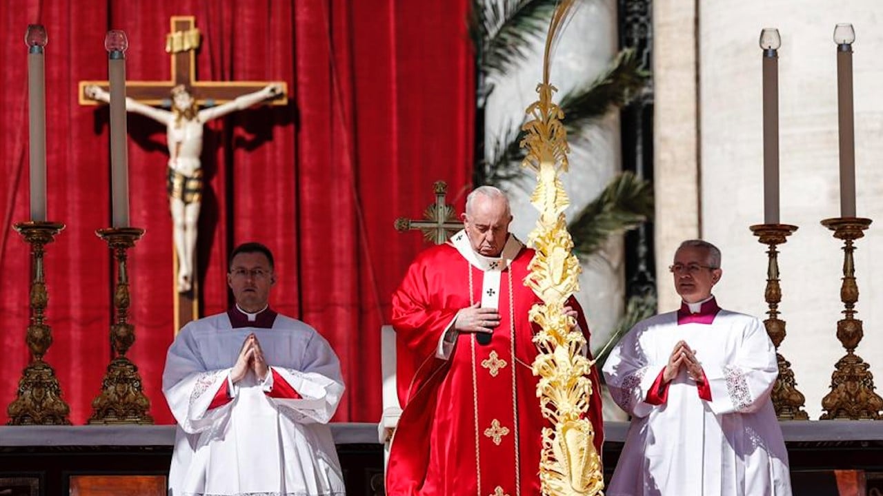 El papa Francisco lamenta ‘locura de la guerra’, durante la misa de Domingo de Ramos