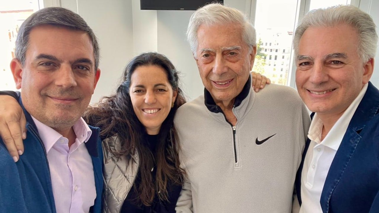 El escritor Mario Vargas Llosa recibe el alta hospitalaria tras superar COVID