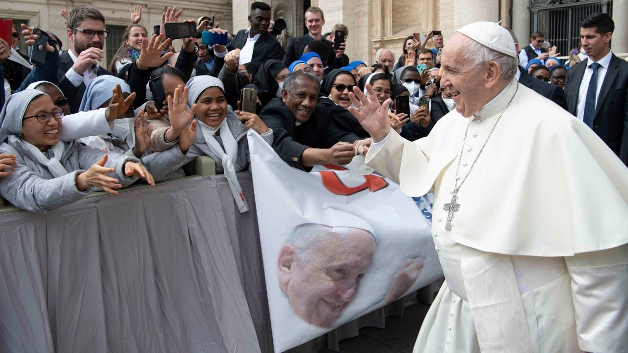 El papa Francisco saluda a los fieles en el Vaticano
