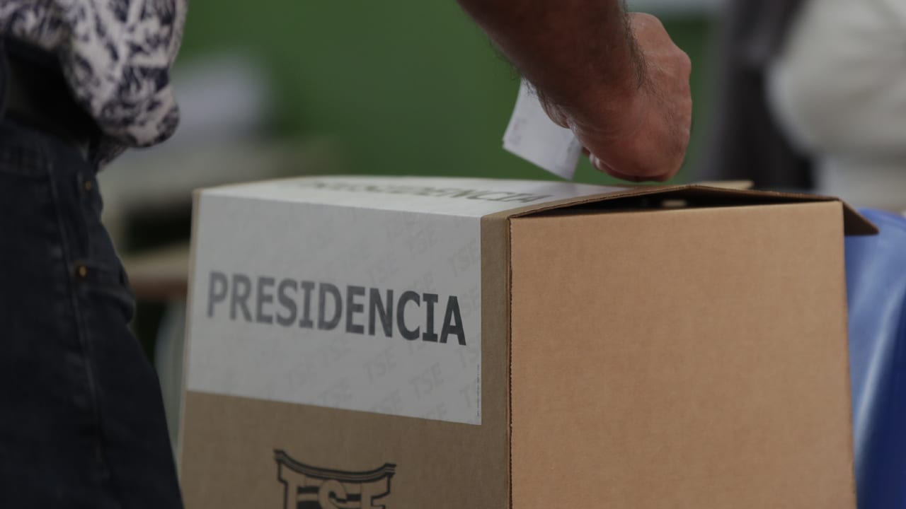 Un hombre vota durante la segunda ronda de elecciones presidenciales en Costa Rica