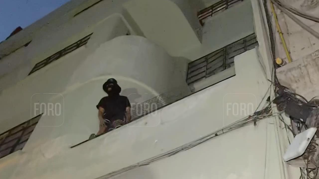 Manifestante se niega a bajar de edificio tras operativo de Policía de CDMX en calles del Centro capitalino (FOROtv)