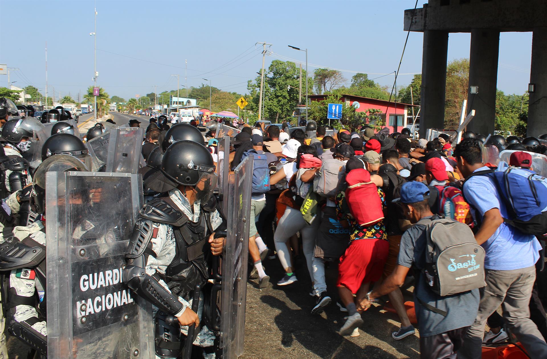 Personas migrantes se cosen los labios, en Tapachula