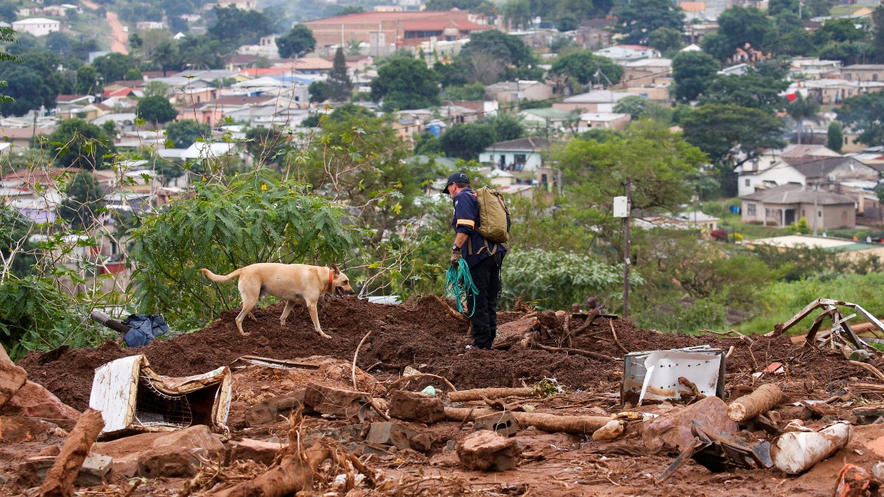 Suman 443 muertos y 63 desaparecidos tras inundaciones en Sudáfrica