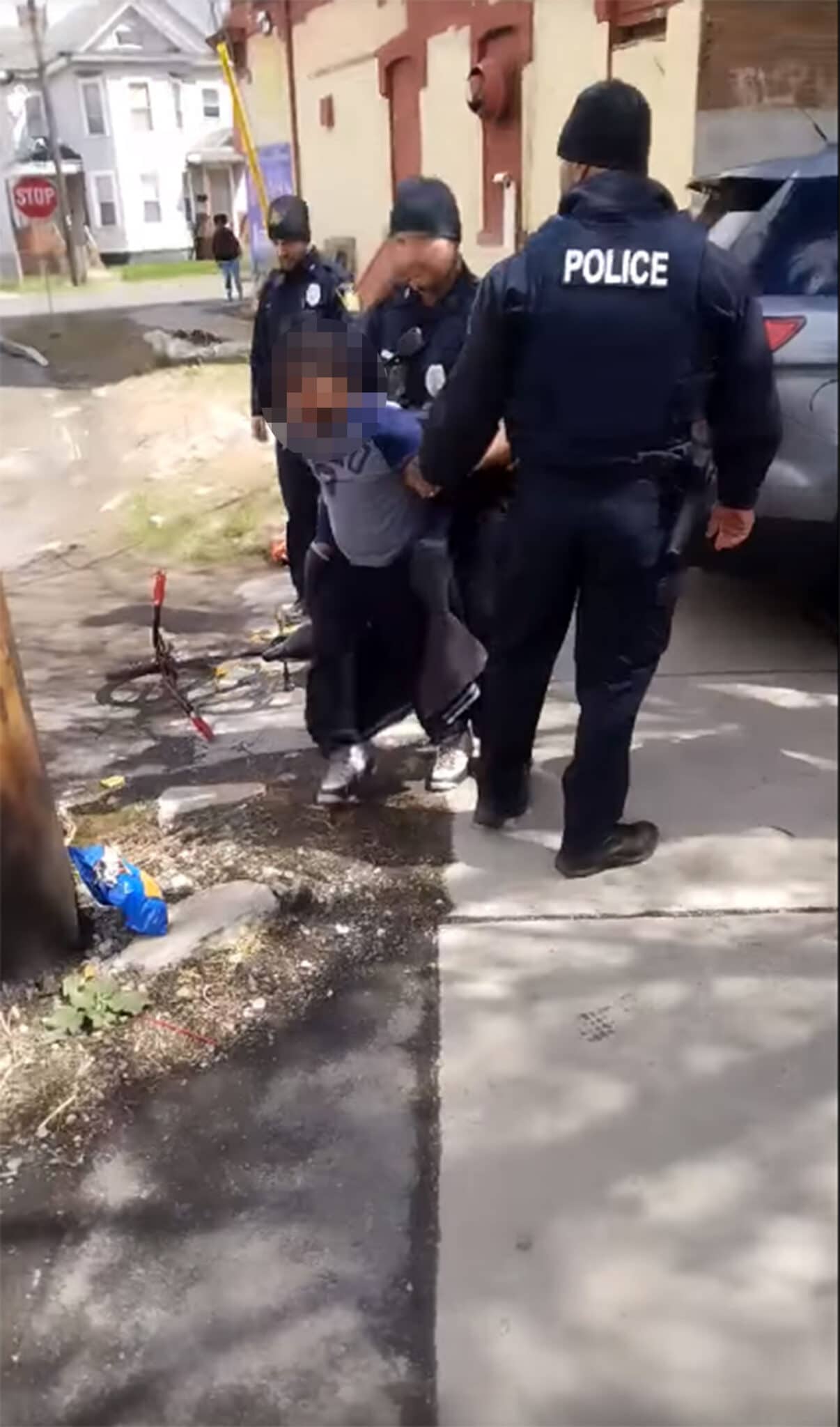 Captan a policías sometiendo a un niño en Syracuse