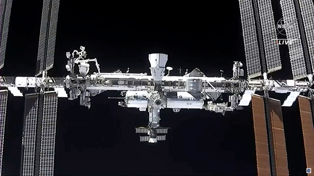 Imagen tomada de NASA TV muestra la Estación Espacial Internacional (EEI) vista desde la nave espacial SpaceX Crew Dragon