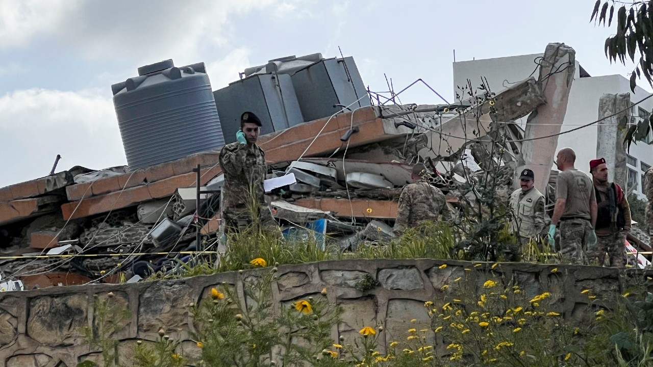 Explosión destruye edificio en Líbano y deja un muerto y siete heridos.