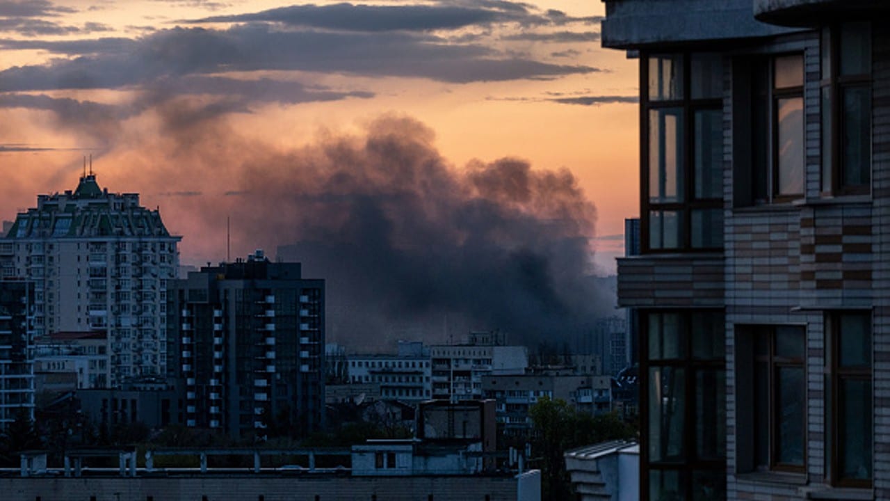 Explosiones golpean a Kiev durante la visita del jefe de la ONU; Ucrania culpa a Rusia.