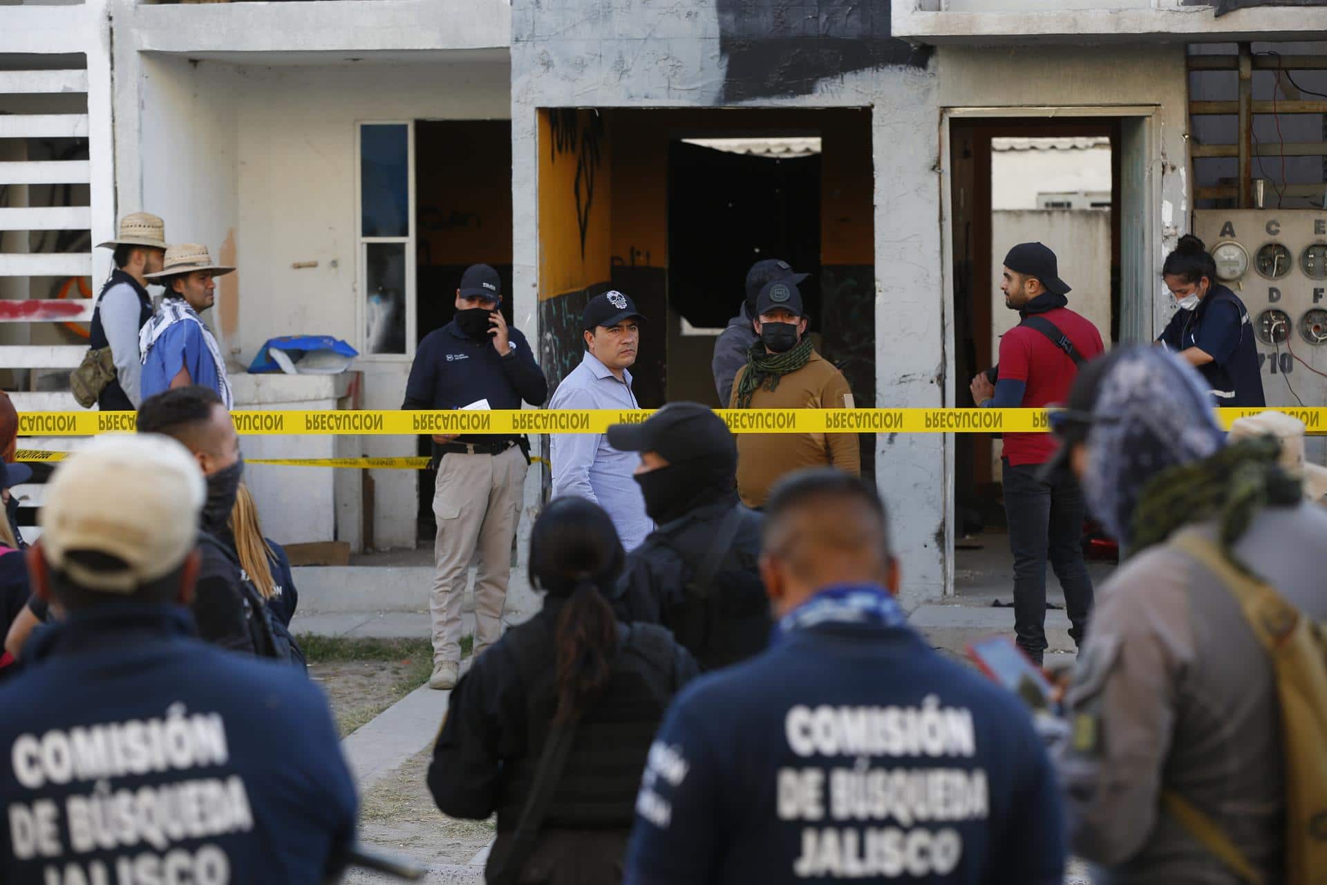 Familias de desaparecidos hallan 20 bolsas con restos óseos en casas abandonadas de Tlajomulco, Jalisco