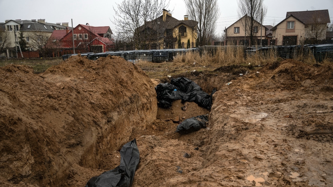 Una fosa donde yacían los cuerpos de algunos civiles ucranianos.