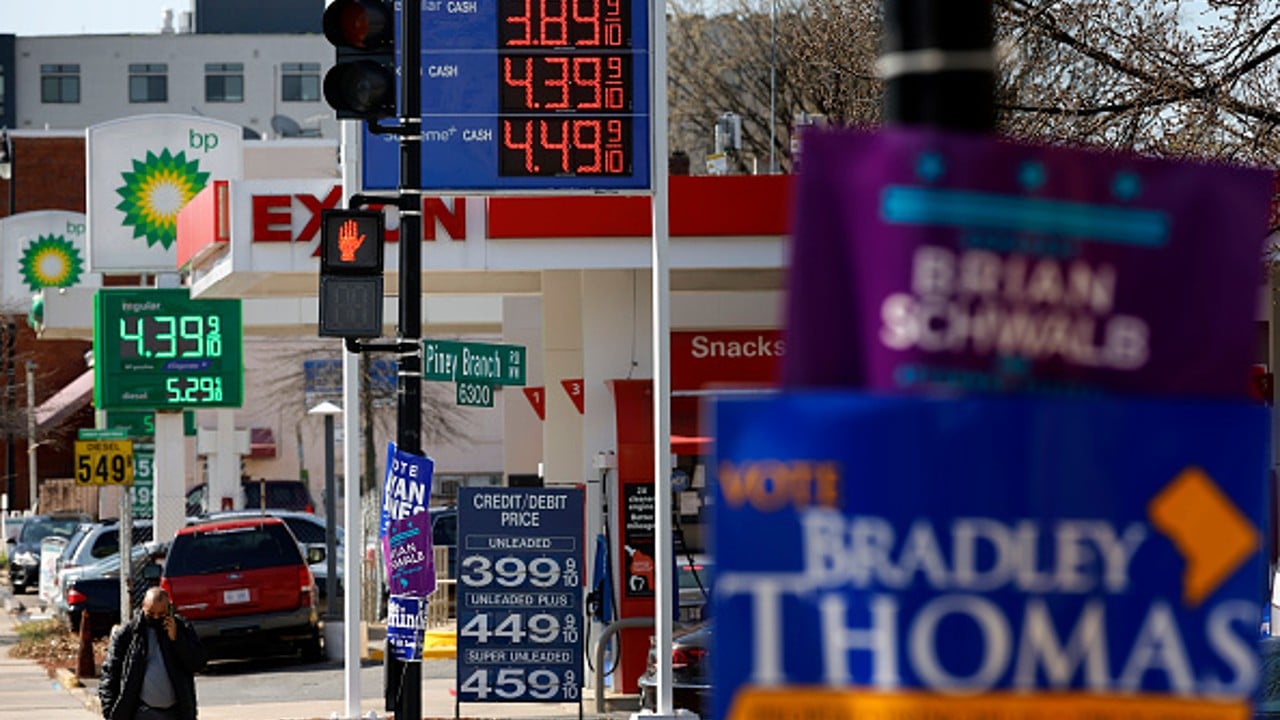 Biden levanta prohibición sobre gasolina con etanol para bajar los precios