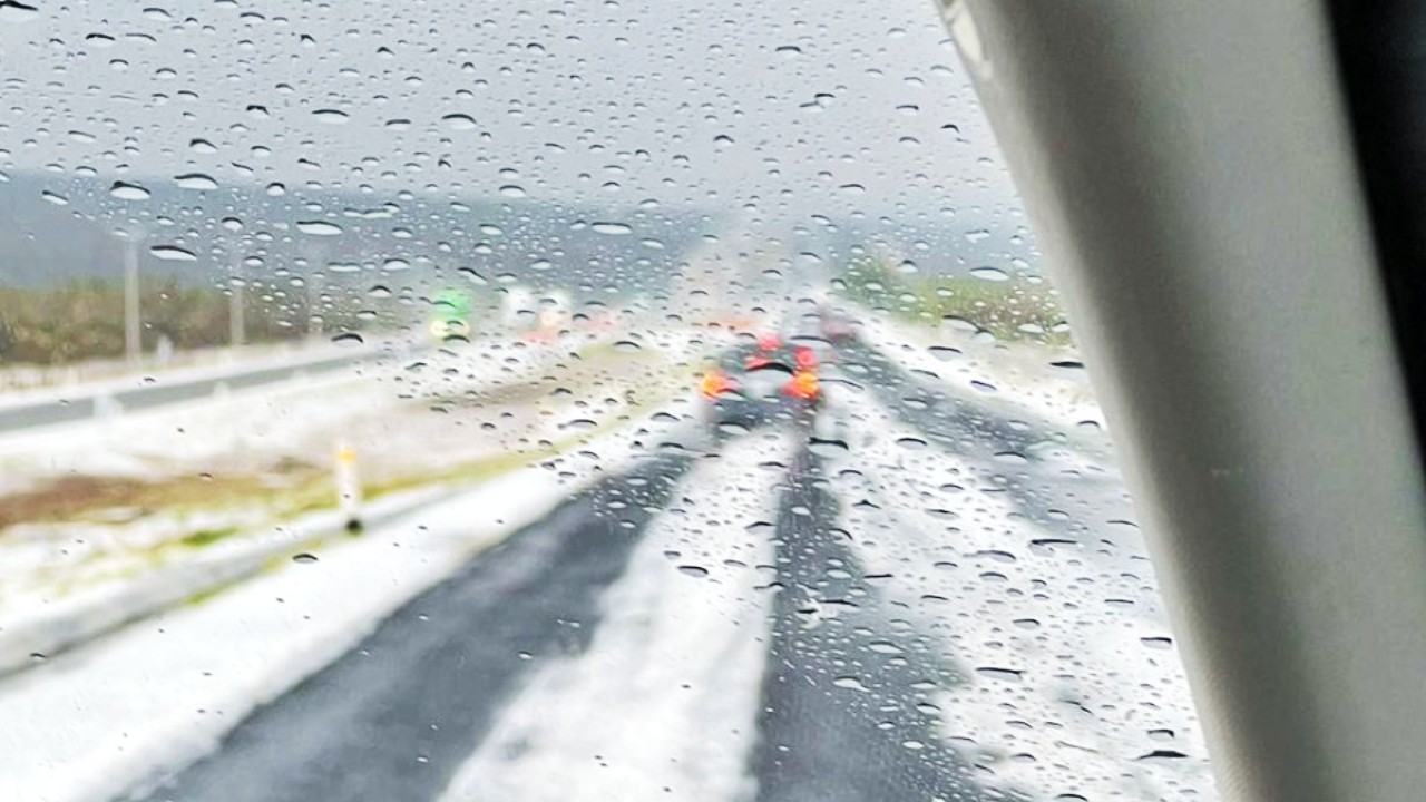 Granizada intensa sorprende a conductores en la carretera Matehuala-Saltillo