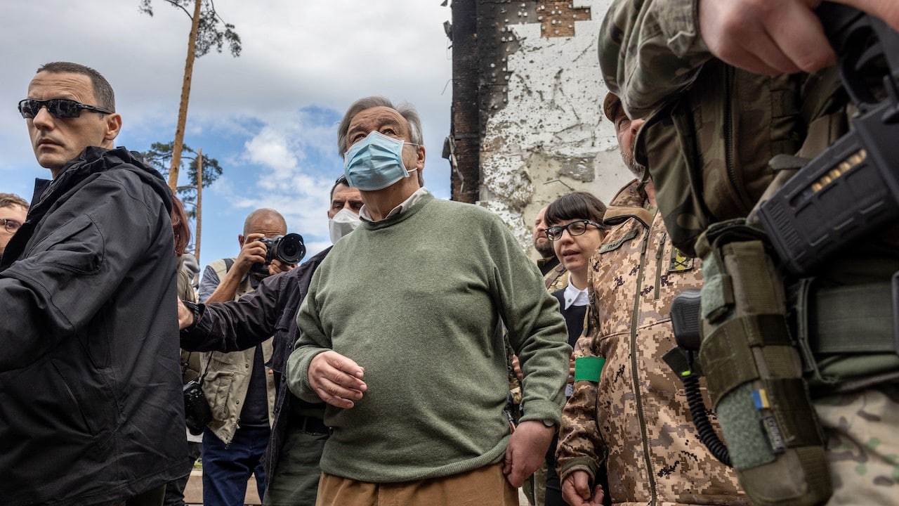 El secretario general de las Naciones Unidas, Antonio Guterres, ve la destrucción de la guerra en el complejo residencial Irpinsky Lipky en Ucrania (Getty Images)