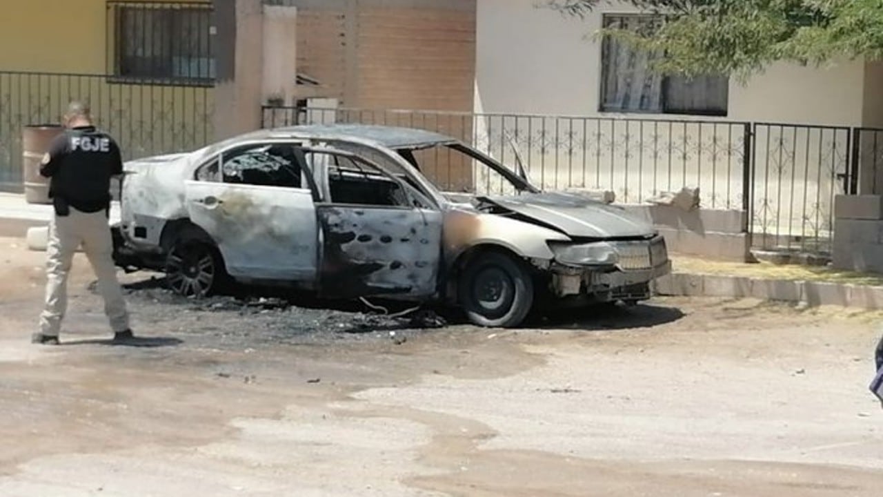 Incendian vehículos tras la detención de 5 hombres con armas en Caborca, Sonora.