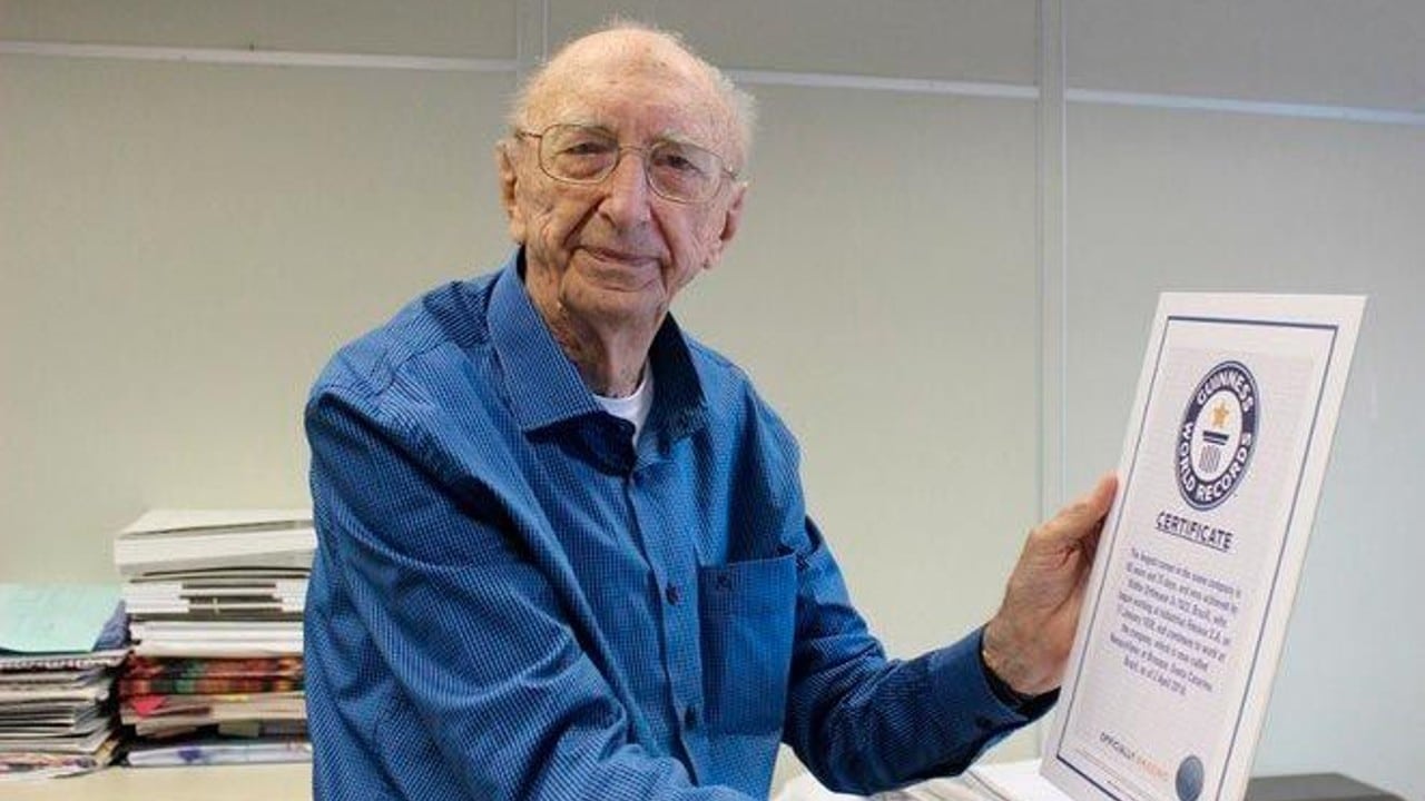 Hombre de 100 años recibe récord Guinness por ser el que más ha trabajado en una misma empresa.