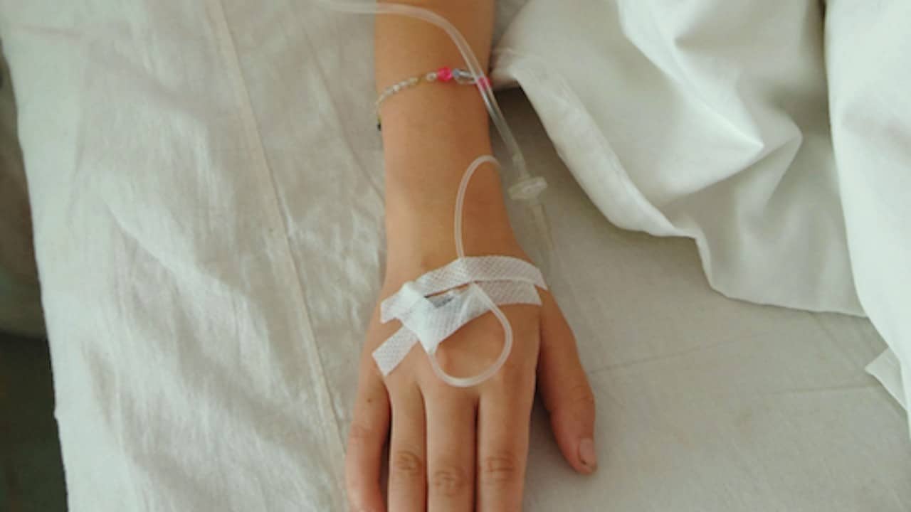 Niña hospitalizada tras brote de hepatitis (Getty Images)