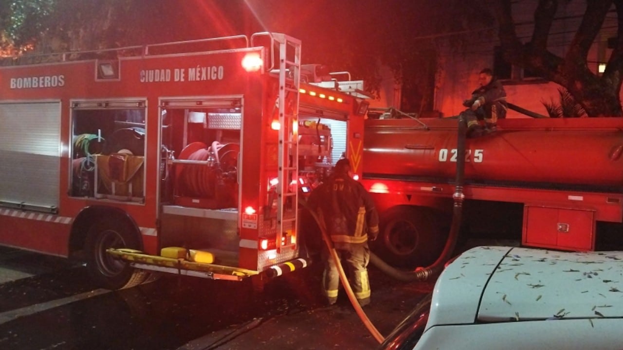   Bomberos controlan incendio en la Roma Sur, CDMX (Twitter: @rodms)