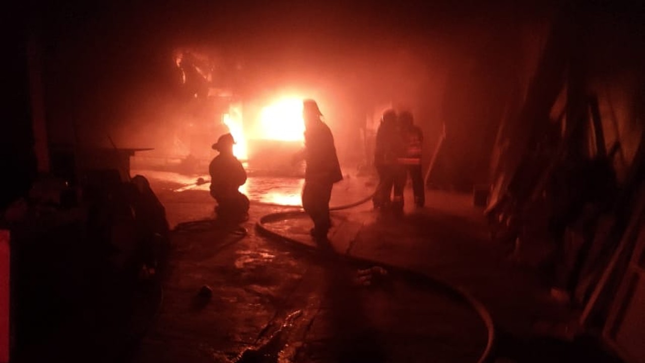 Incendio consume fábrica de muebles en la alcaldía Azcapotzalco, CDMX