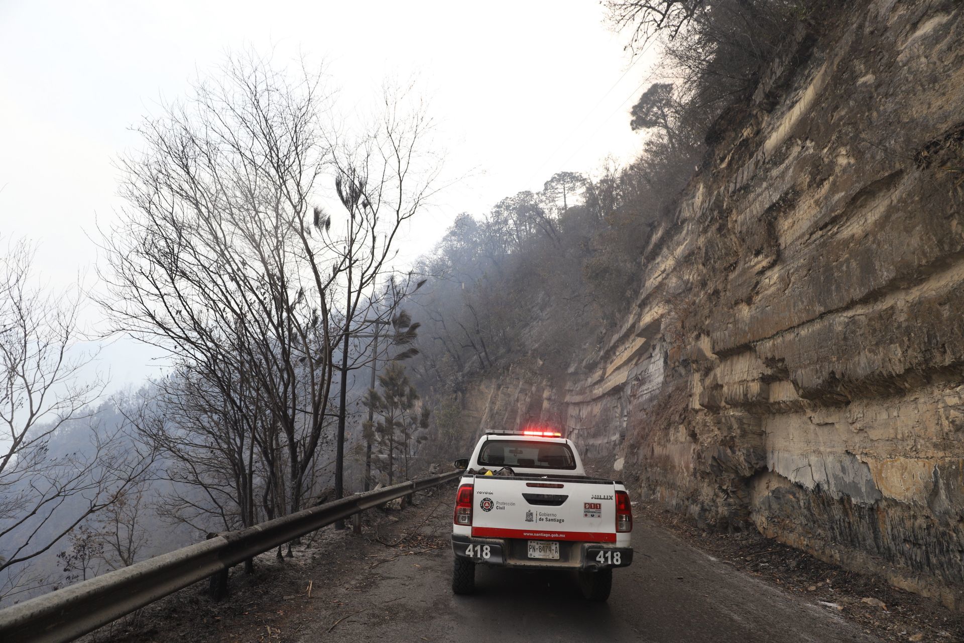 Lluvia ayuda a controlar incendio forestal en Santiago, NL