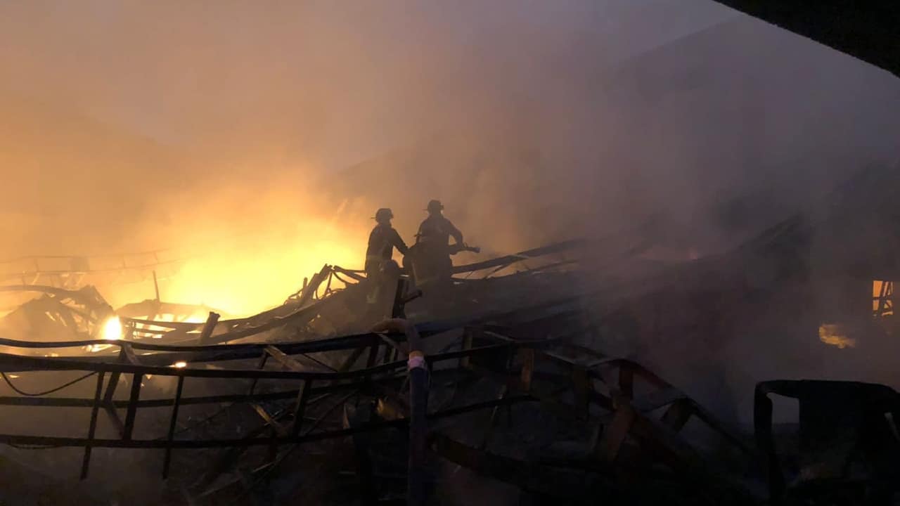 Bomberos de la Ciudad de México combaten un incendio en una fábrica de la Ciudad de México