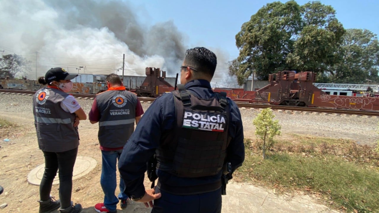Autoridades atienden incendio de una bodega en Puente Nacional, Veracruz (Twitter: @PCEstatalVer)