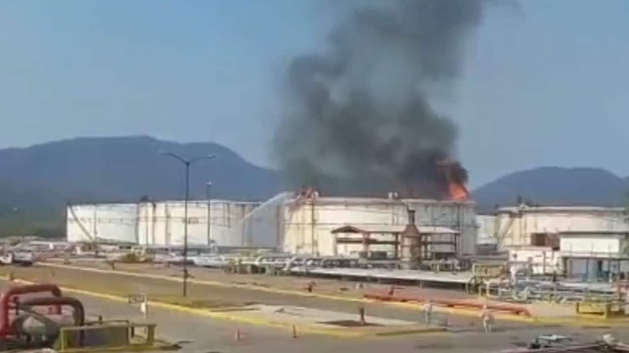Se reaviva incendio en refinería de Salina Cruz, Oaxaca